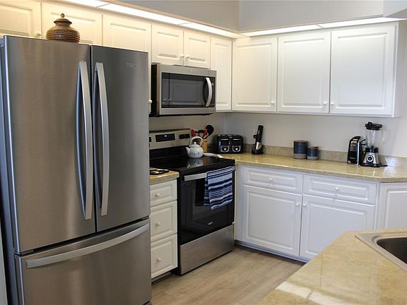 4th image of 12350 SW Kingsway Cir #402