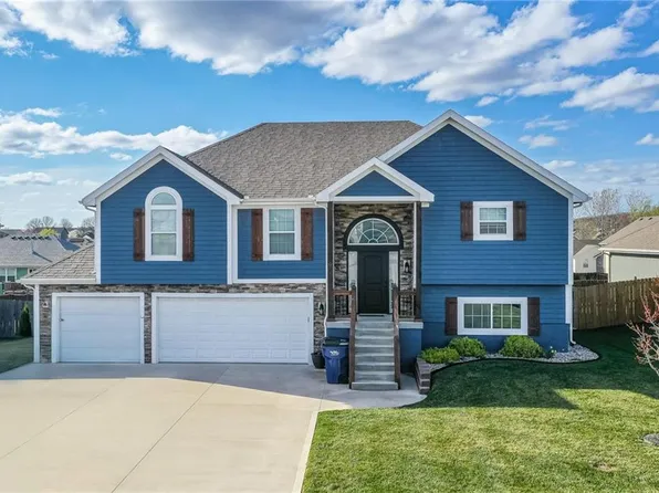 900 N Hickory Dr, Tonganoxie, KS 66086
