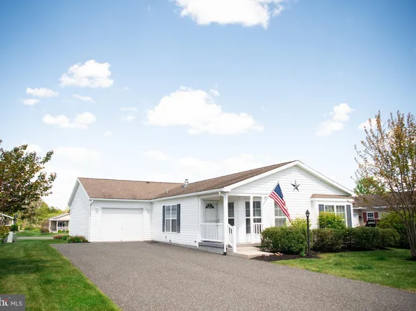1 Nuthatch Ct E, Bechtelsville, PA 19505