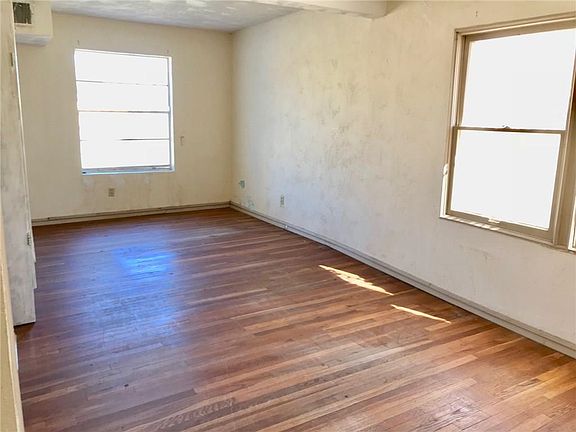 4th image of 3917 Sacramento Ave