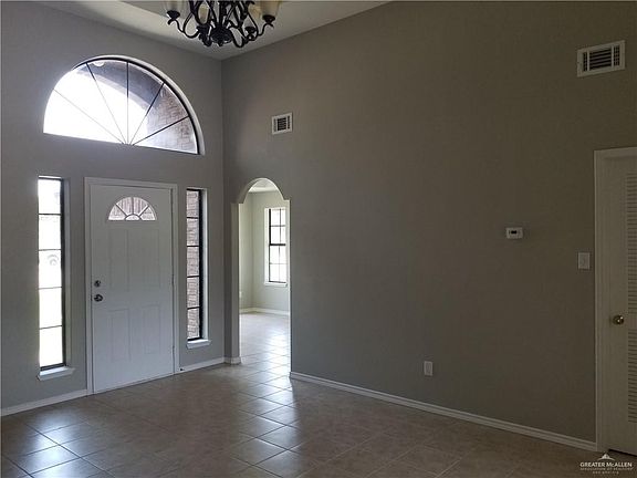 3rd image of 1501 E Flora Ave