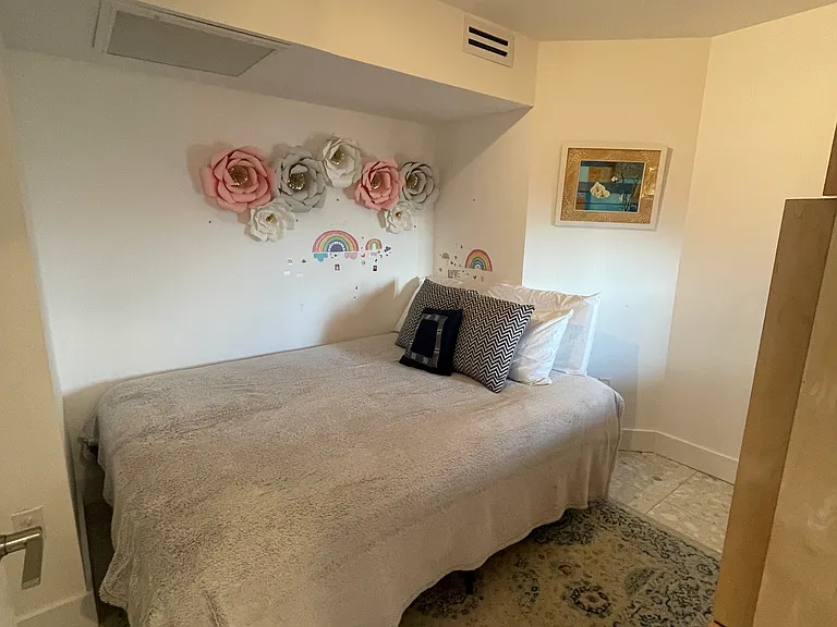 Second bedroom with queen bed