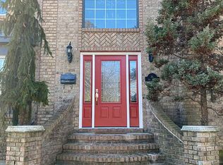 16 Hill St, Floral Park, NY 11001