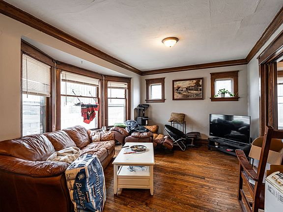 3rd image of 1831 E Kenwood Blvd