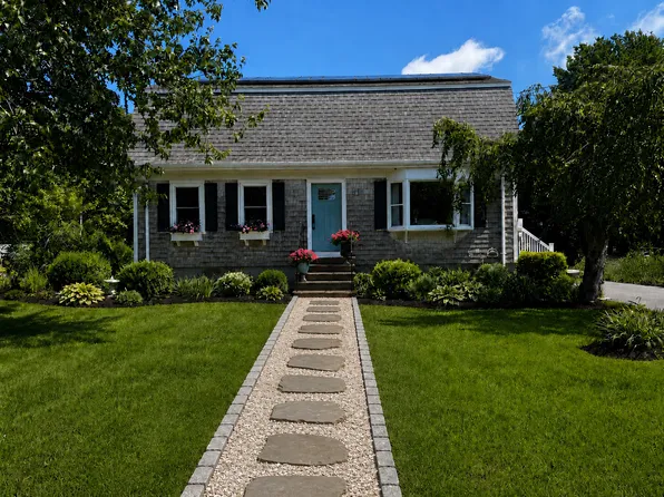 3 Crestfield St, Mattapoisett, MA 02739