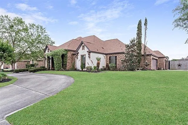 4 bed, 3.0 bath, 3100 sqft, $3,500 — Photo 2