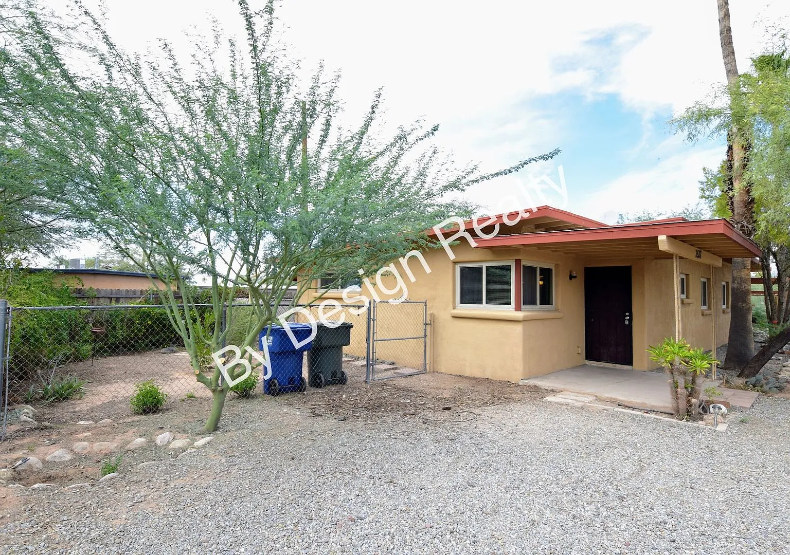 Clean and Fresh Midtown 2 Bedroom 1 Bath - Small Multi Unit Complex — Photo 2