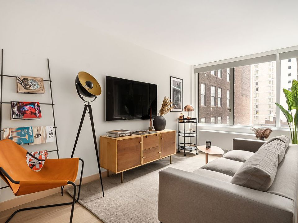 1st image of 70 W 37th St #1820