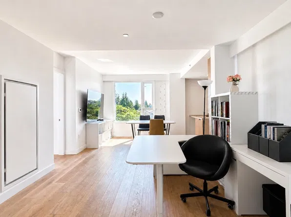 5693 Elizabeth St #310, Vancouver, BC V5Y 3K1