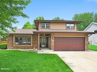29 Mayfair Ln, Aurora, IL 60504