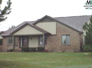 152 Meadow Lane Cir, Rochester, MI 48307