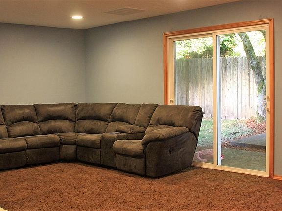 3rd image of 1460 NW Deer Dr