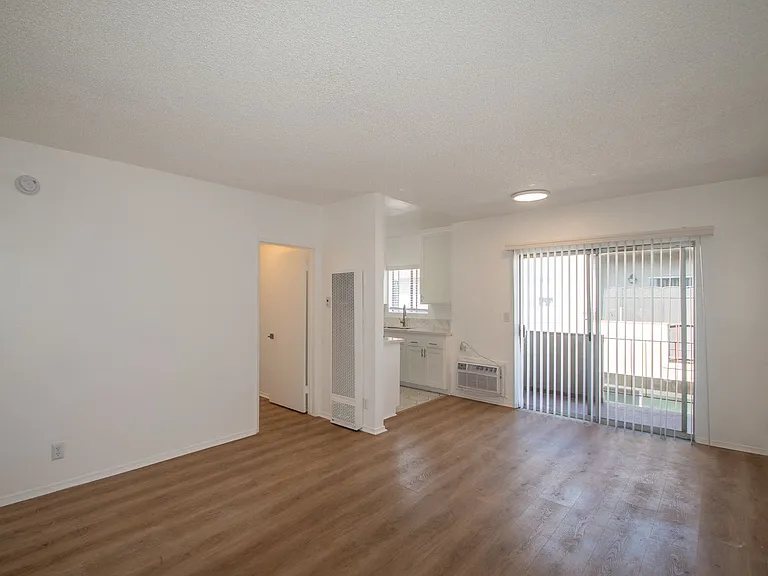 10925 — Photo 2