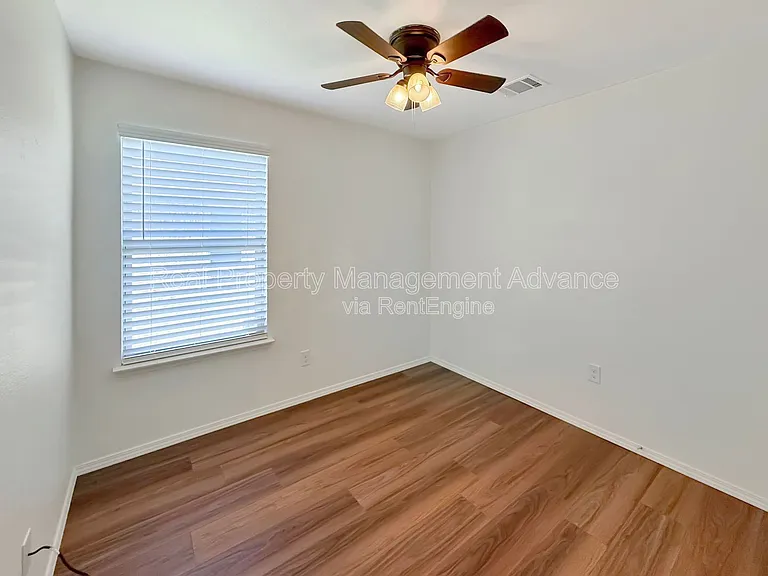 1305 Savannah Ridge Dr — Photo 14