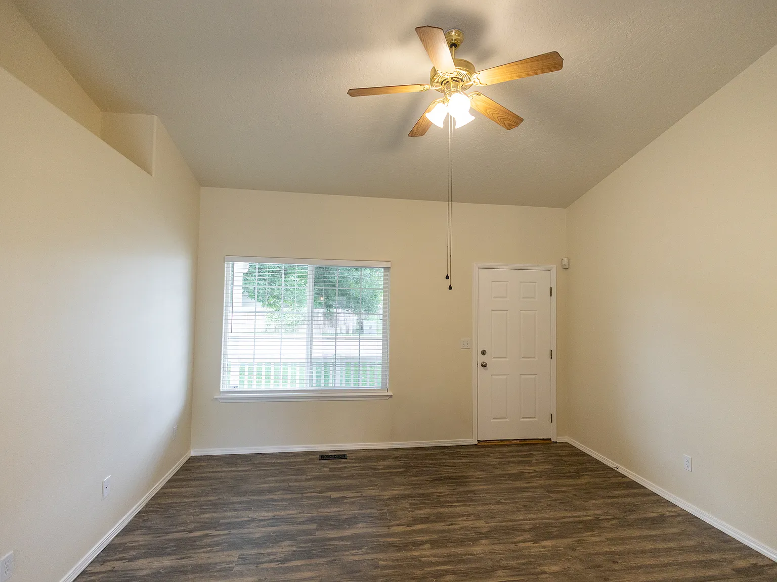 3 bed, 941 sqft, $1,900 — Photo 3
