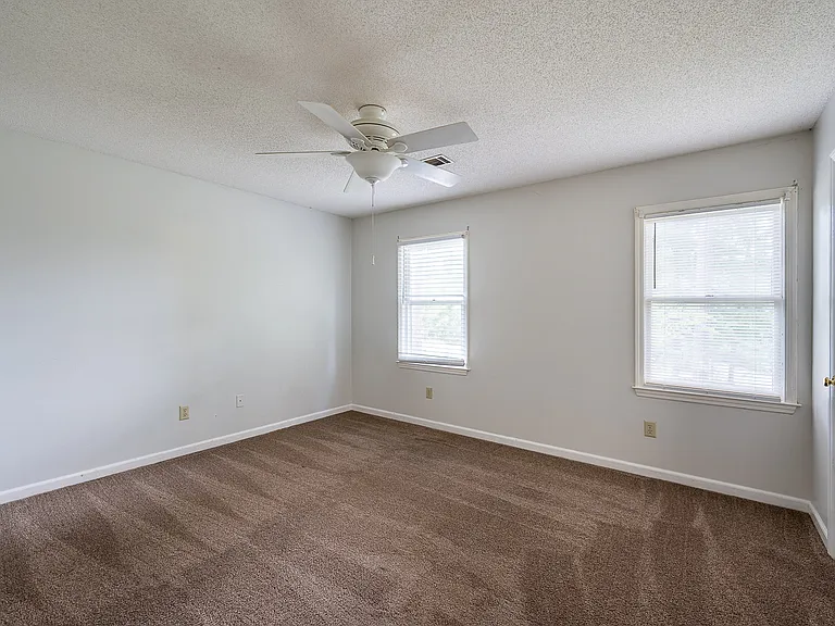 4135 Knollcrest Cir N — Photo 34