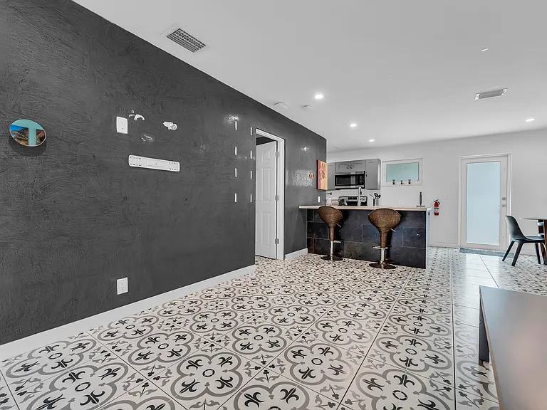 4014 NW 5th Ave #4014 — Photo 5