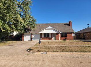 813 SW 27th St, Moore, OK 73160