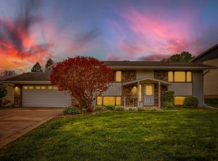 518 Rolls Rd, New Brighton, MN 55112