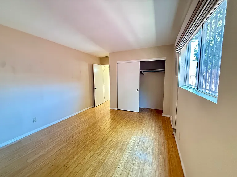 Downstairs bedroom- has AC