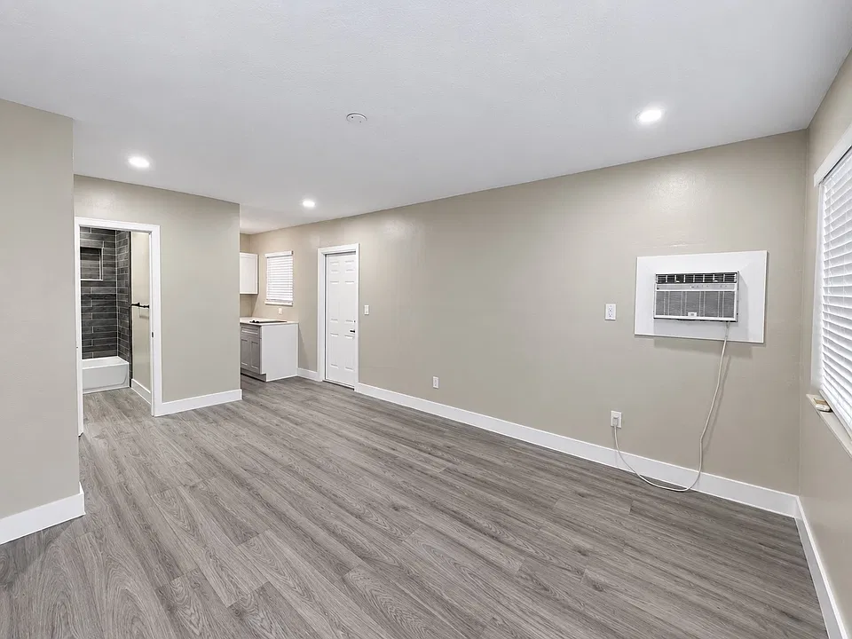 2377 NW 35th St Rear Studio - 03