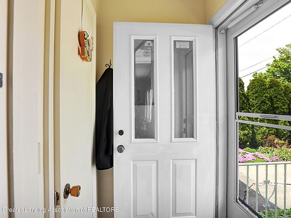 3rd image of 528 Julia St