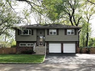 573 N Broome Ave, Lindenhurst, NY 11757