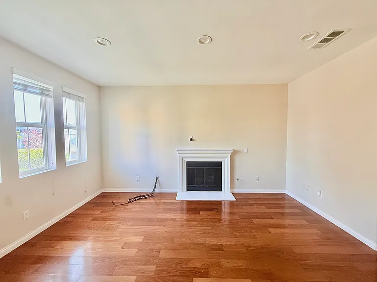 20512 Earl St — Photo 4