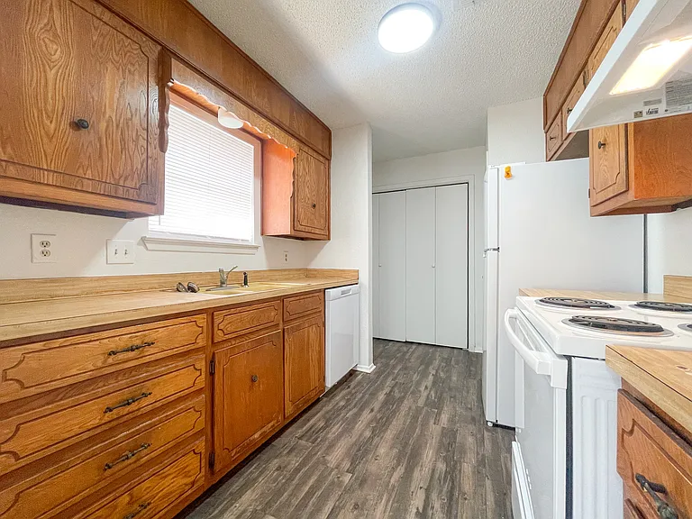 433 W Panther Way — Photo 9