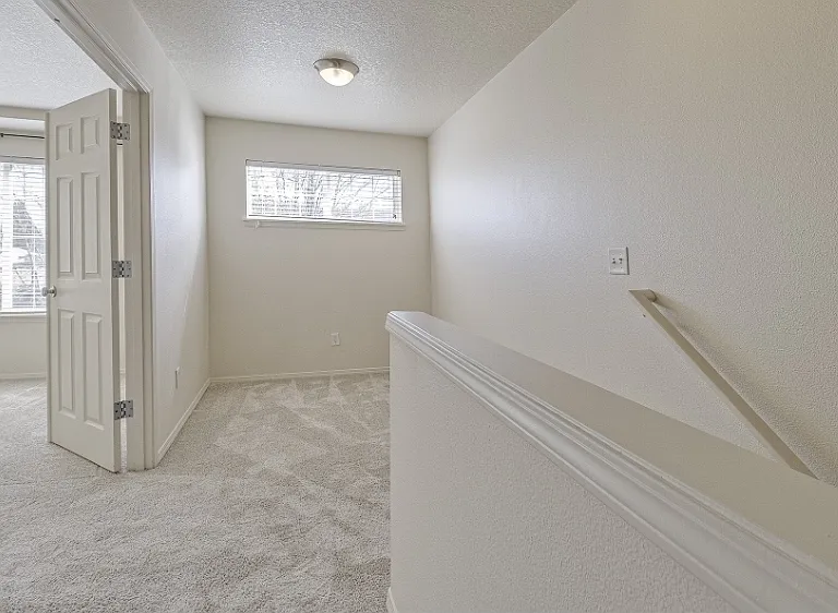 909 SE Sacha Pl — Photo 10