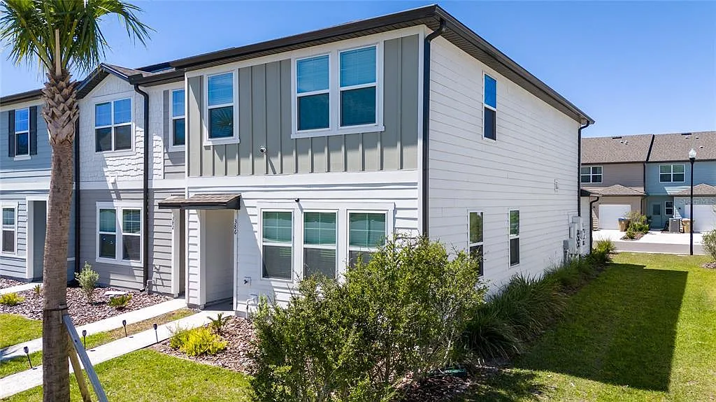 3 bed, 2.5 bath, 1424 sqft, $2,300 — Photo 2