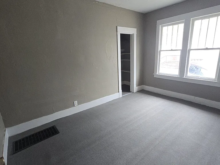 212 W Hospital Dr — Photo 7