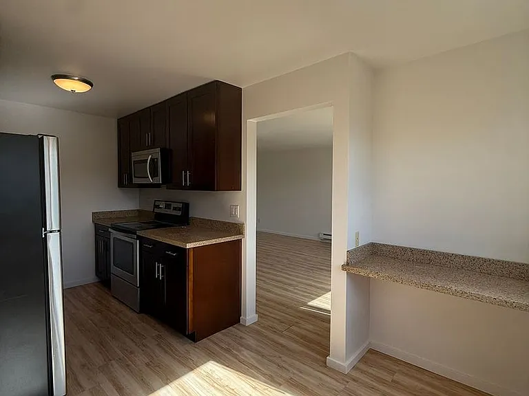 2210 Yale Ave E — Photo 5