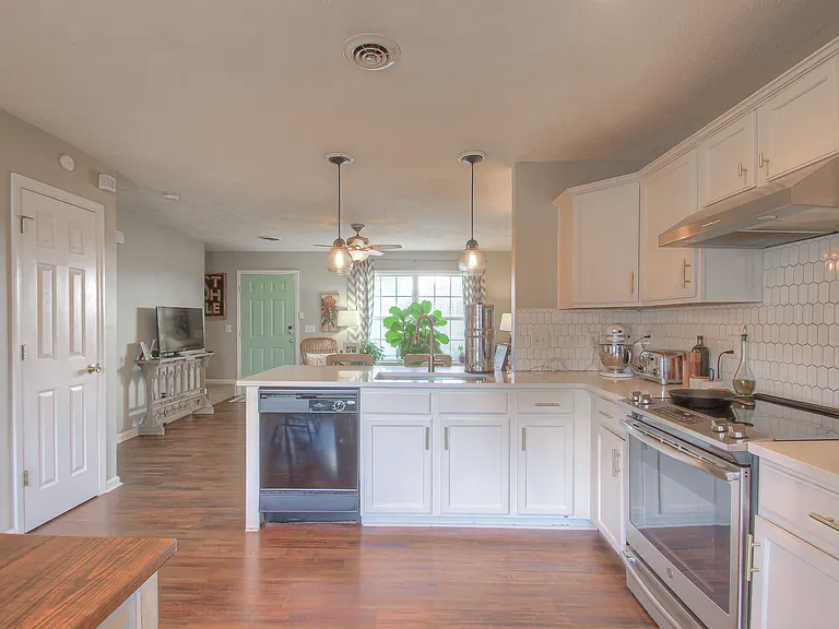111 Cleveland St — Photo 12