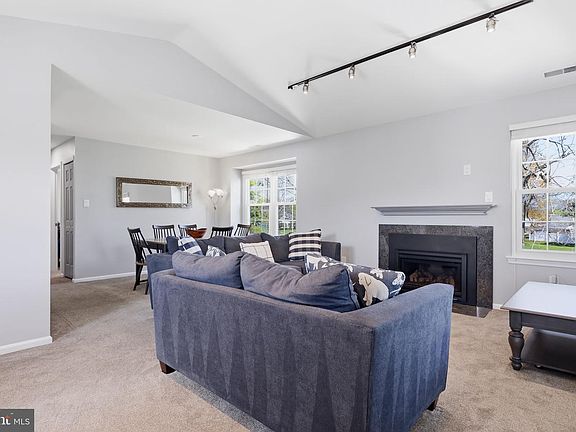 5th image of 628 Rose Hollow Dr