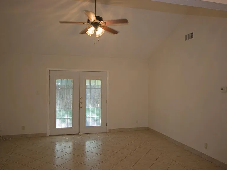 5204 Village Trl — Photo 5