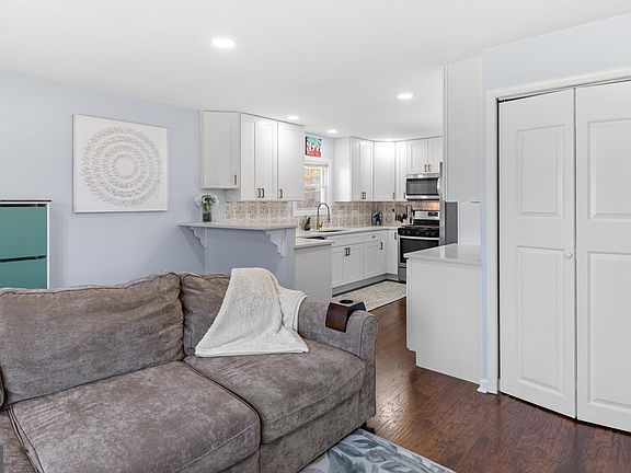 5th image of 7889 Cheverly Ln