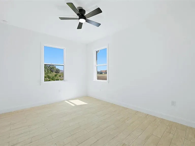 8 Bank Ct — Photo 18