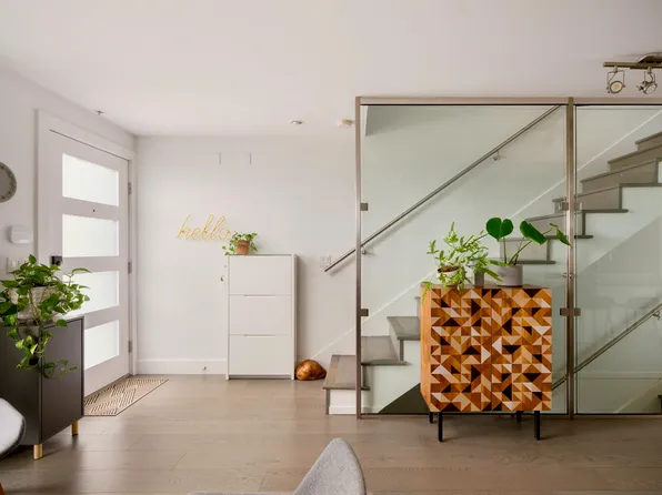 2358 Western Ave #4, North Vancouver, BC V7M 2L3