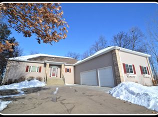 11190 Lake Pointe Dr, Chisago City, MN 55013