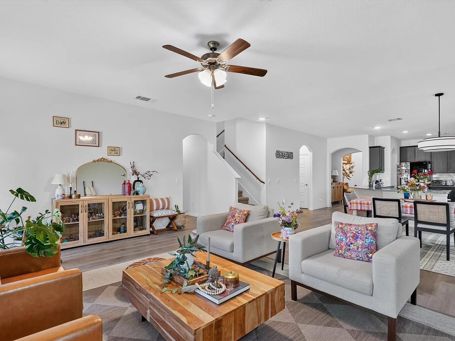 4 bed, 2.5 bath, 2704 sqft, $2,490 — Photo 1
