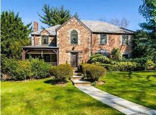 225 Country Club Dr, Manhasset, NY 11030