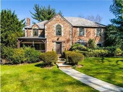 225 Country Club Dr, Manhasset, NY, 11030