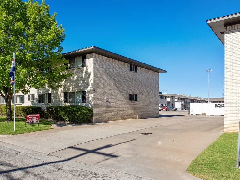 DeVille Apartments — Photo 27