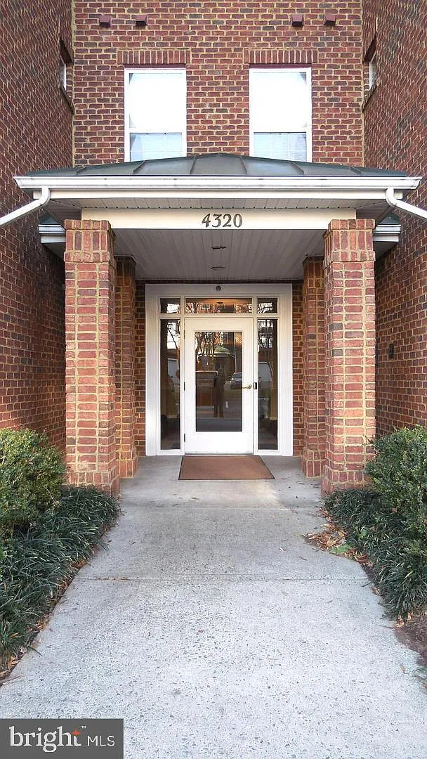3 bed, 2.0 bath, 1376 sqft, $3,000 — Photo 2