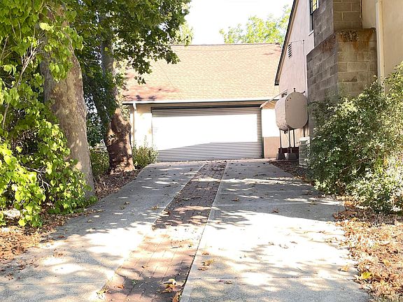 4th image of 245 N Foothill Dr