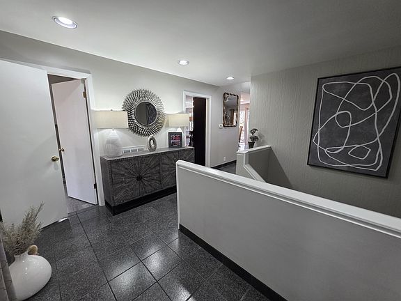 4th image of 209 River Point Rd