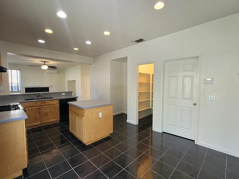 415 Zinnia Ct — Photo 12