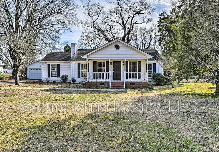 144 Parkwood Cir — Photo 1