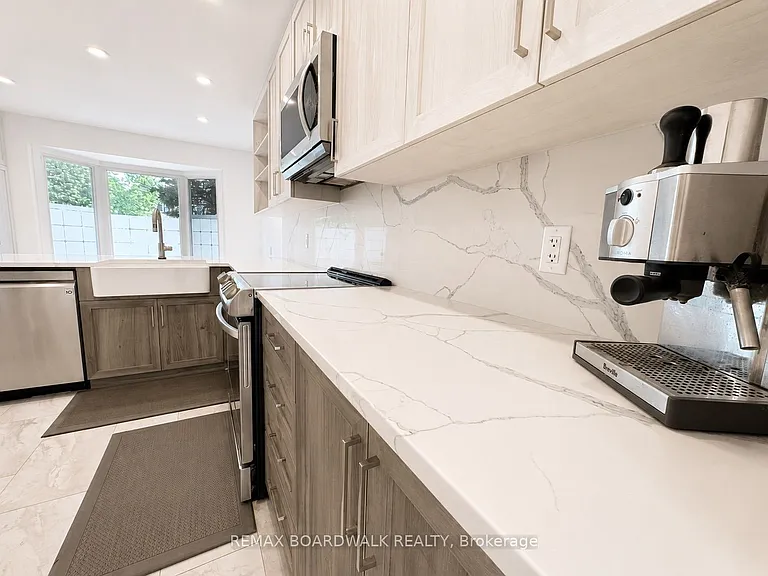 4396 Whittaker Cres — Photo 10